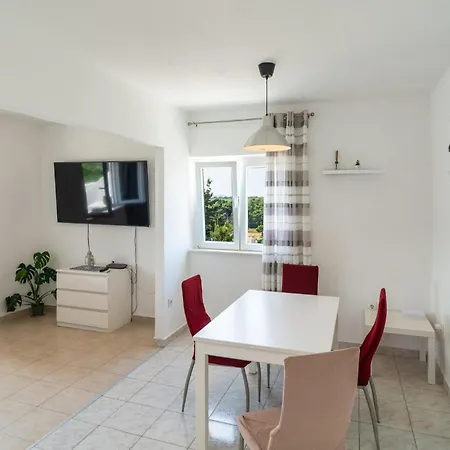 Awesome In Milna With House A Panoramic View ميلنا